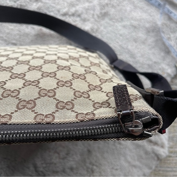 Gucci Cream and Brown Messenger Bag with Signature GG Pattern - Picture 3 of 13